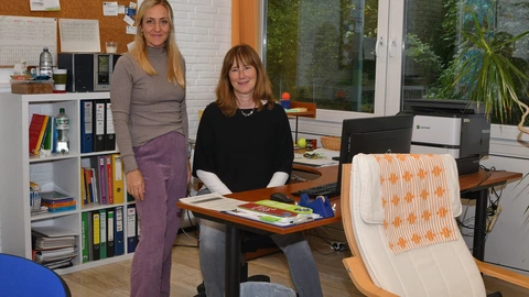 Ein Bild der beiden Schulsozialarbeiterinnen an ihrem Schreibtisch im Schulforum