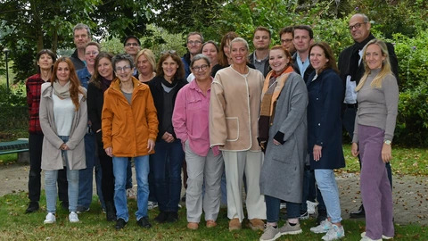 Bild des Kollegiums auf einer Grünfläche