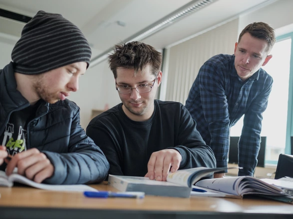 Drei Schüler lernen zusammen