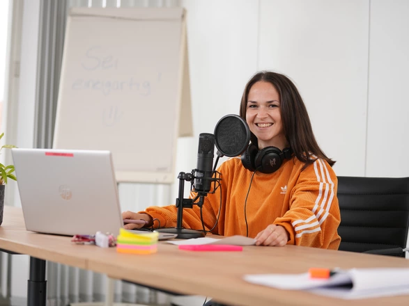 Junge Frau am Laptop