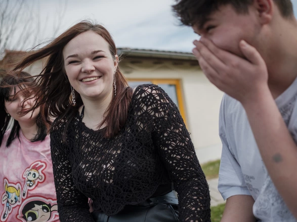Drei Jugendliche lachen zusammen