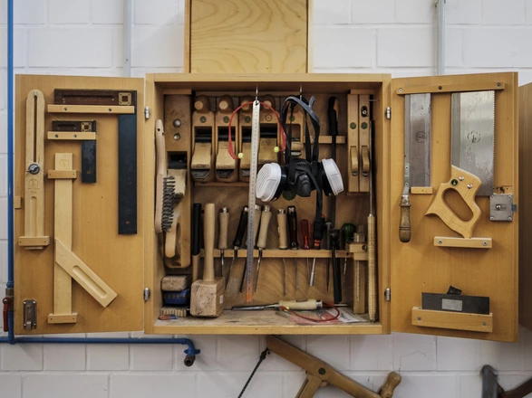 Offener Werkzeugschrank aus Holz