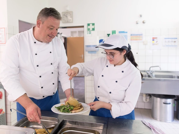 Auszubildende und Ausbilder in der Küche