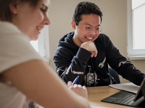Zwei Schüler beim Lernen