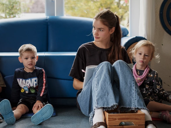 Auszubildende und zwei Kinder in der Kita