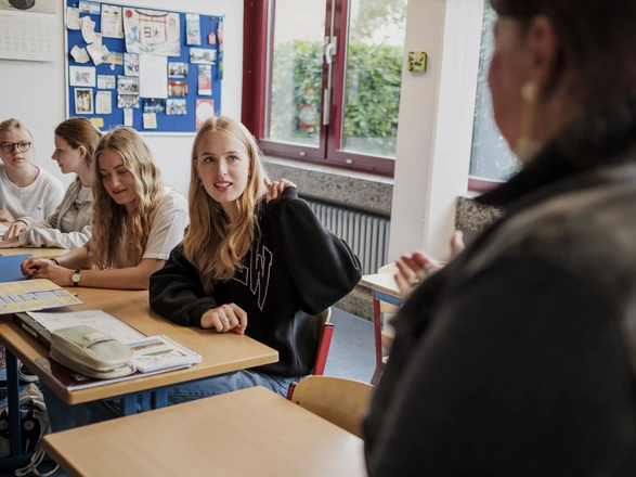 Schülerinnen beim Unterricht