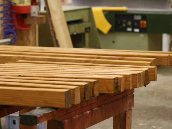 Holzleisten in einer Werkstatt