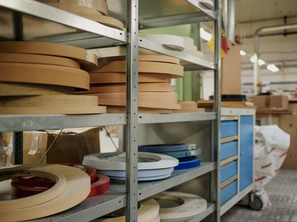 Lagerregal mit Tonplatten