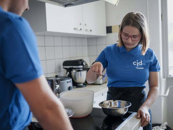 Auszubildende beim Backen
