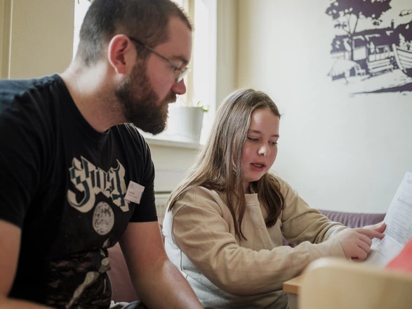 Gesprächssituation Sozial Arbeiter und Kind