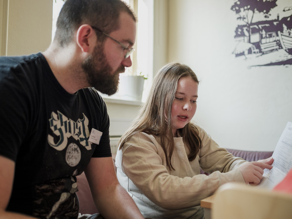 Gesprächssituation Sozial Arbeiter und Kind