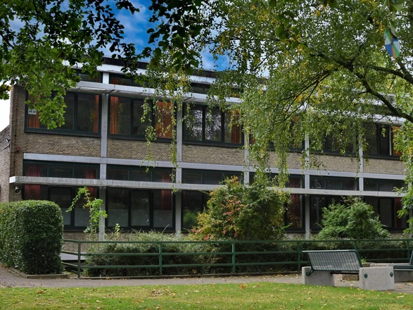 Bild der Schulfront des CJD Berufskollegs Niederrhein