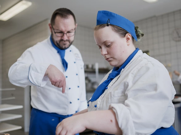 Auszubildende und Ausbilder in der Küche