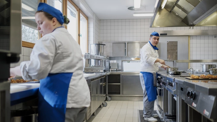 Zwei Auszubildende arbeiten in einer Küche