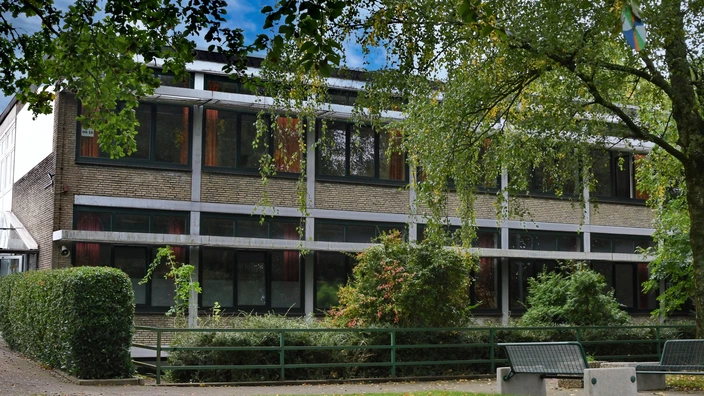 Bild der Schulfront des CJD Berufskollegs Niederrhein