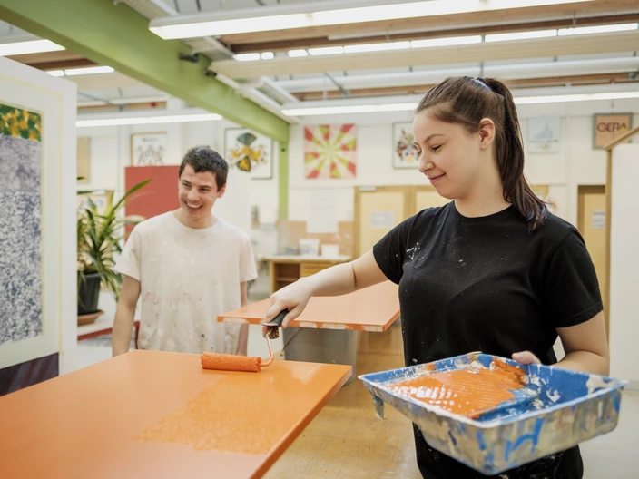 Zwei Auszubildende beim Lackieren