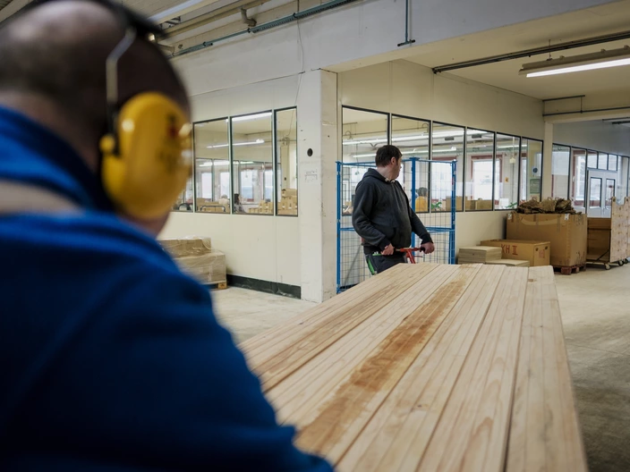 Transportation von Holzbalken in der Werkstatt