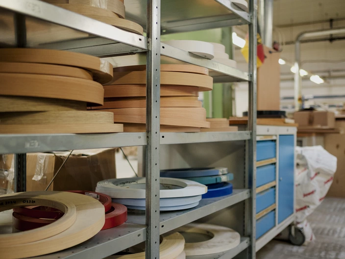 Lagerregal mit Tonplatten