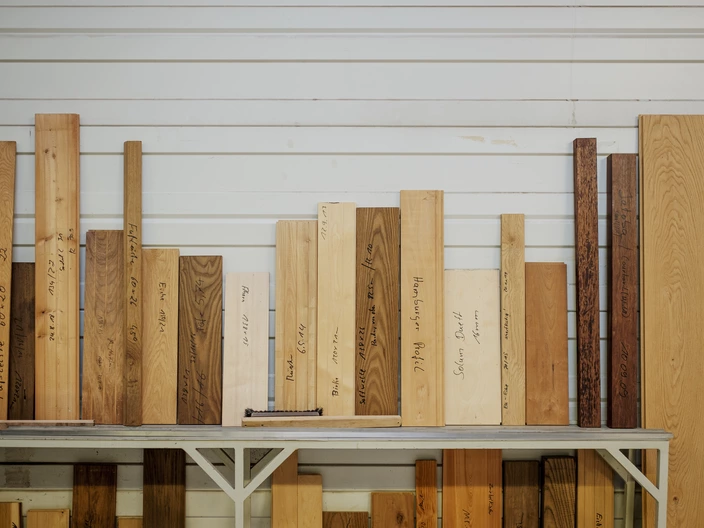 Eine Wand mit verschiedenen Holzarten mit entsprechender Beschriftung