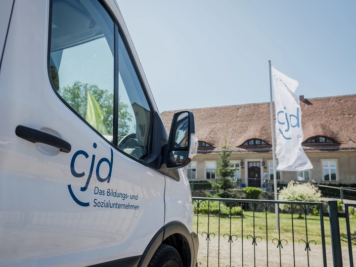 Bild eines CJD-Fahrzeug vor einer Einrichtung