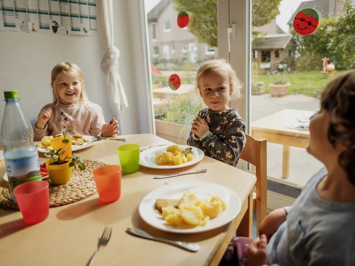 Kinder beim Essen in einer Kita