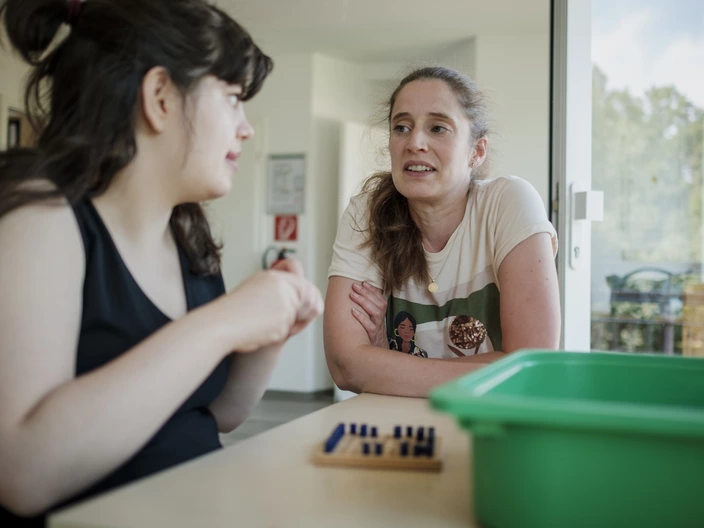 Gesprächssituation Pflegekraft und junge Erwachsene 