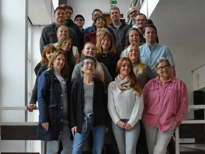 Bild des Kollegiums im Treppenhaus der Schule