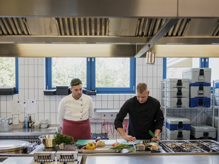 Azubi und Ausbilder in der Küche
